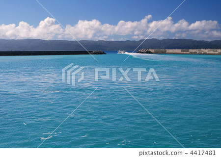 連接線離開沖繩縣八重山群島的Hatomajima 4417481