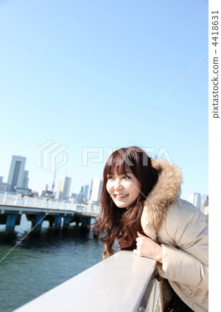 Female blue sky clear sky copy space Female blue sky clear sky copy space 4418631