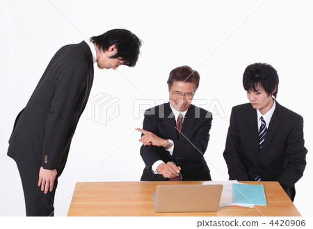 在工作中失敗並道歉的下屬 4420906