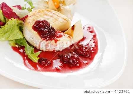 Camembert with cherry sauce 4423751