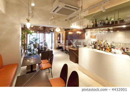 在改革後的餐廳的商店裡面 在改革後的餐廳的商店裡面 4432001