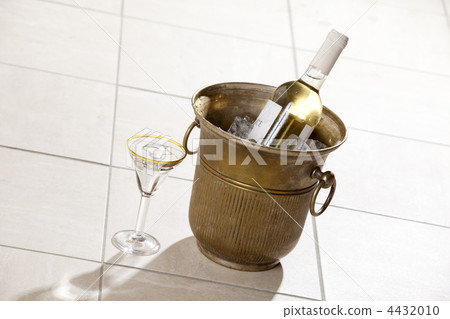 老酒杯和酒櫃 老酒杯和酒櫃 4432010