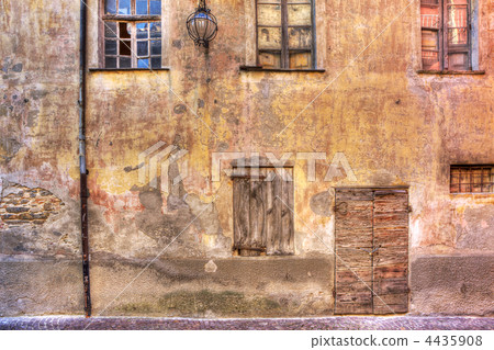 Old abandoned house. Serralunga D'Alba, Italy. Old abandoned house. Serralunga D'Alba, Italy. 4435908