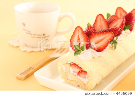 Roll Cake Suites Strawberries 4436099