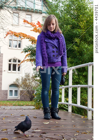 Girl feeding pigeons in autumn park. Girl feeding pigeons in autumn park. 4439781