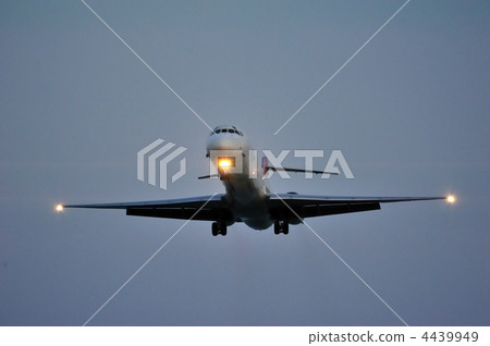 Dusky登陸道格拉斯MD90 Kochi Ryoma機場 4439949