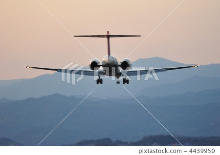 Dusky登陸道格拉斯MD90 Kochi Ryoma機場 4439950