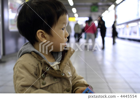 等待火車的男孩在駐地 4445554