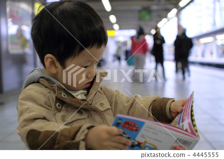 等待火車的男孩在駐地 等待火車的男孩在駐地 4445555