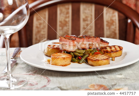 Grilled meat  with vegetables 4457757