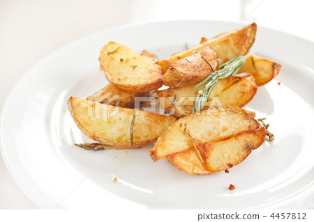 roasted potatoes 4457812