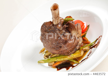 lamb chops on a bed of vegetables 4463572