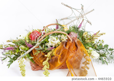 Beautiful flowers in a basket Beautiful flowers in a basket 4465910