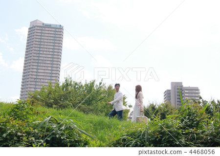 高層公寓和男人和女人 4468056