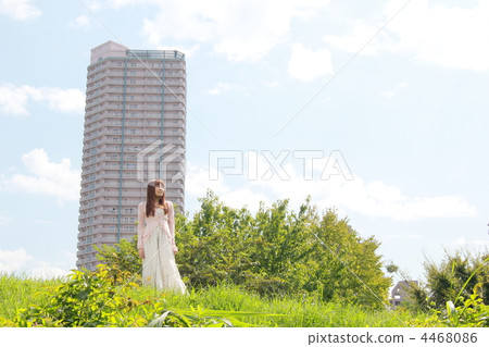 高層公寓和女性 4468086
