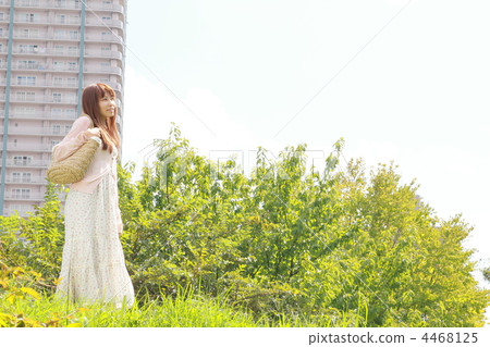 高層公寓和女性 4468125