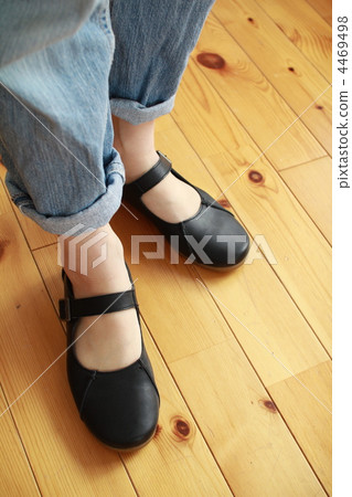穿皮帶鞋的女人的腿 4469498