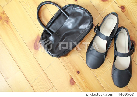 Black casual leather strap shoes and handbag Black casual leather strap shoes and handbag 4469508