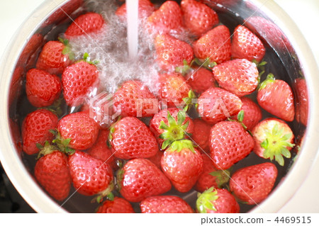 草莓在不銹鋼碗中用流水沖洗 草莓在不銹鋼碗中用流水沖洗 4469515
