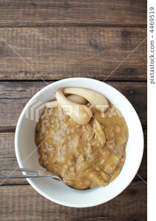 自製咖哩飯和自製醃蘿蔔 自製咖哩飯和自製醃蘿蔔 4469519