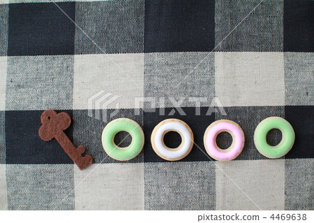 Ring-shaped icing cookies and key-shaped felt Ring-shaped icing cookies and key-shaped felt 4469638