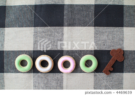 Ring-shaped icing cookies and key-shaped felt Ring-shaped icing cookies and key-shaped felt 4469639