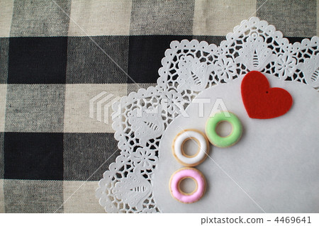 Ring-shaped icing cookies and heart-shaped felt Ring-shaped icing cookies and heart-shaped felt 4469641