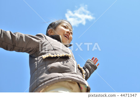 Girls running in the blue sky (winter) 4471347