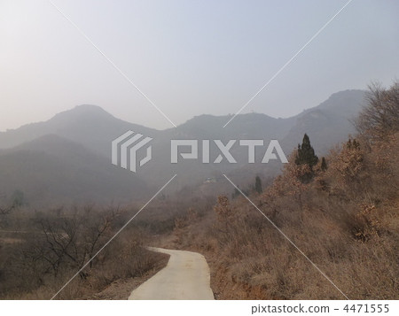 河南少林寺周圍的山路 4471555