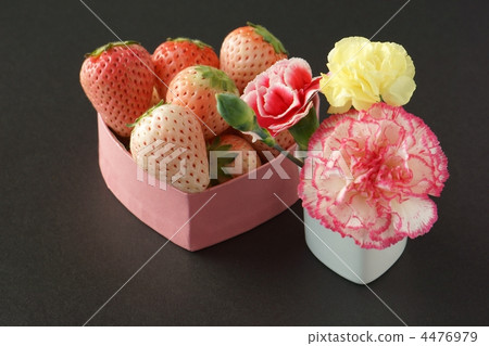 康乃馨和白色的草莓 康乃馨和白色的草莓 4476979