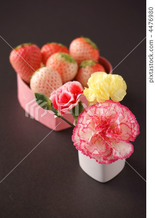 康乃馨和白色的草莓 4476980
