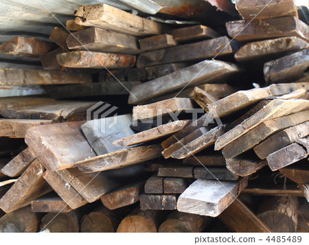 圖庫照片: firewood combined in a woodpile