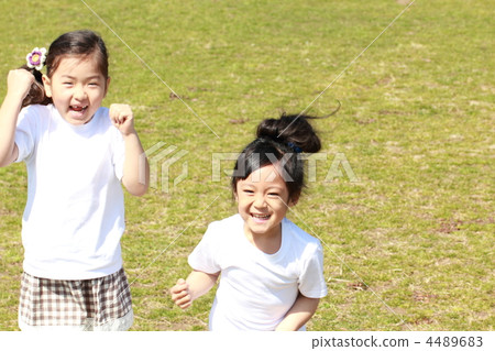 2個孩子（女孩玩休閒笑臉笑小學生玩） 4489683