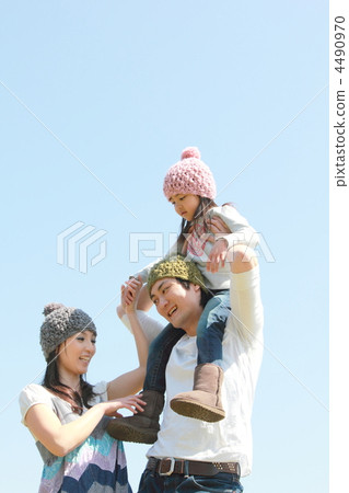 三個家庭（肩車旅行車父親母親女兒朋友和父母爸爸媽媽情侶女孩） 4490970
