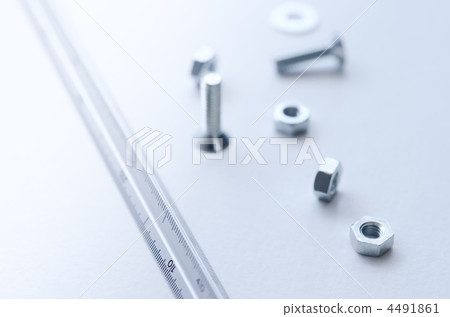 瓶子和堅果 4491861