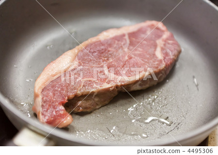 beef steak in a frying pan 4495306