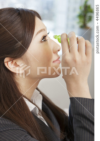 Female businessmen who are eye drops 4496865
