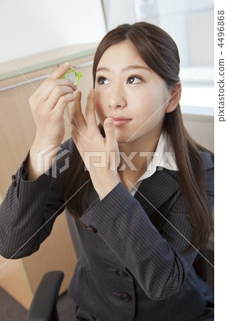 Female businessmen who are eye drops 4496868