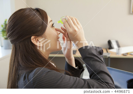是眼藥水的女性商人 4496871