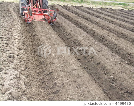Round with tractor Round with tractor 4499480