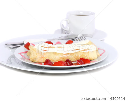 Pankcake with cream , with rolled fruit inside. 4500314