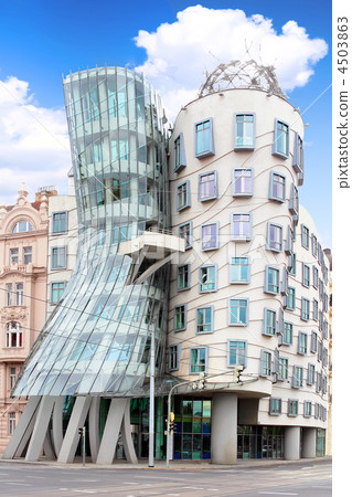 PRAGUE  Dancing -"Drunk" House in Prague 4503863