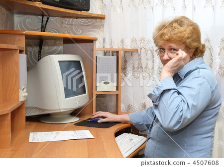 Senior lady learn a computer. 4507608