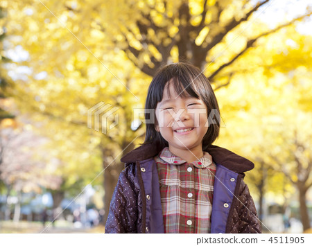 Girls and ginkgo bunches 4511905