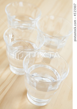 水 礦泉水 桌子 4515987