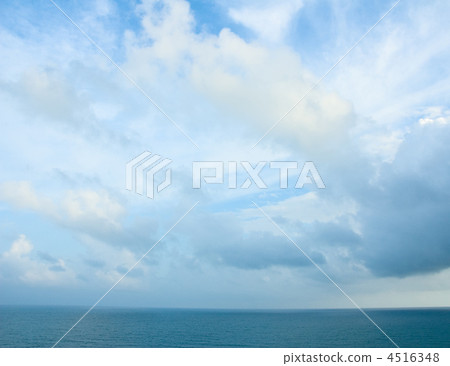 Cloudy blue sky and turquoise ocean 4516348