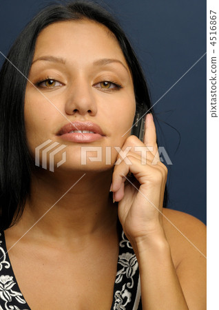 woman is talking to phone 4516867