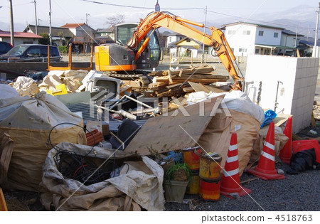 Demolition work of dismantling work homes in empty houses Demolition work of dismantling work homes in empty houses 4518763