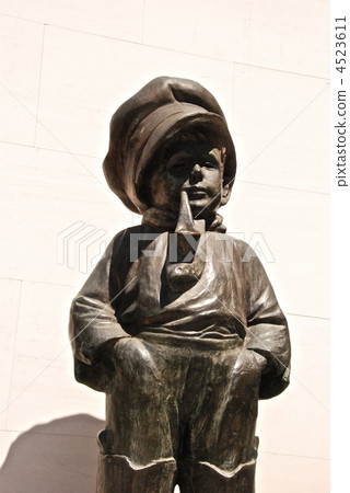 Statue of Madoros boy (Yokohama Station West Exit / Yokohama City, Kanagawa Prefecture) Statue of Madoros boy (Yokohama Station West Exit / Yokohama City, Kanagawa Prefecture) 4523611