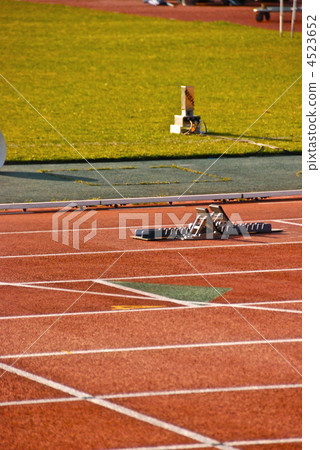 軌道車道和起跑線（三澤公園運動場/神奈川縣橫濱市） 4523652